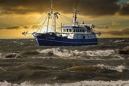 Sjöintyg En blå fiskebåt kämpar mot stora vågor under en dramatiskt molnig himmel.