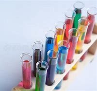 Drogtester Trialrör i olika färger stående i en hållare.